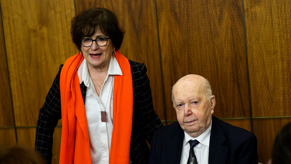 Deborah Lyons, lijevo, bivši specijalni izaslanik o očuvanju sjećanja na holokaust i borbi protiv antisemitizma, razgovara s Davidom Moscovićem, preživjelim holokaustom i Auschwitzom, prije događaja koji je u pogledu 80. godišnjice Oslobođenosti AUSCHWITZ -a, u petak, u jancu, janka, janka, janka, janka. 