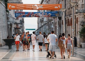 FOTO Splićani iskoristili dan za šetnju Splitom, evo koga smo sve uhvatili