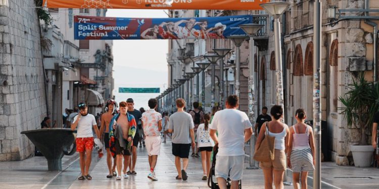 FOTO Splićani iskoristili dan za šetnju Splitom, evo koga smo sve uhvatili