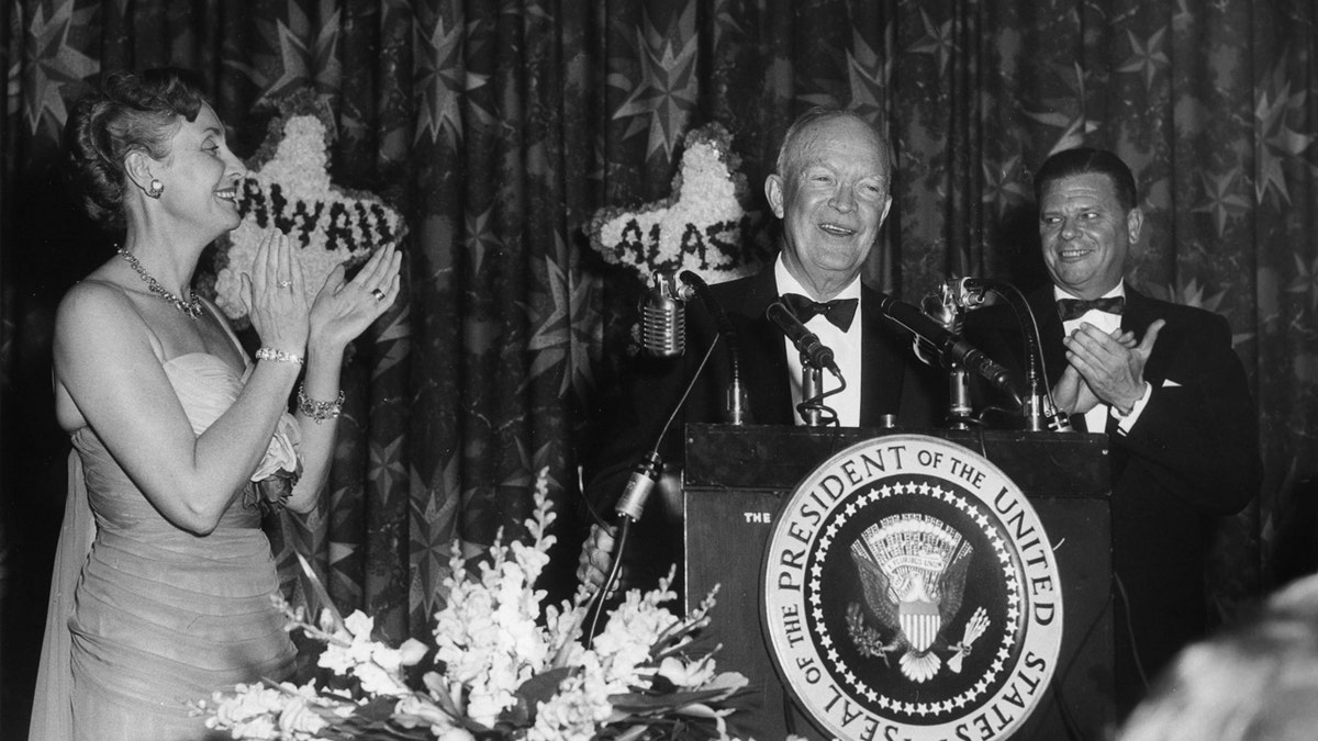 Predsjednik Dwight D. Eisenhower govori na funkciji koja slavi Alaskan i havajsku državnost.