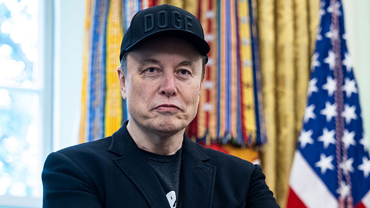 Elon Musk nosi "Doge" šešir