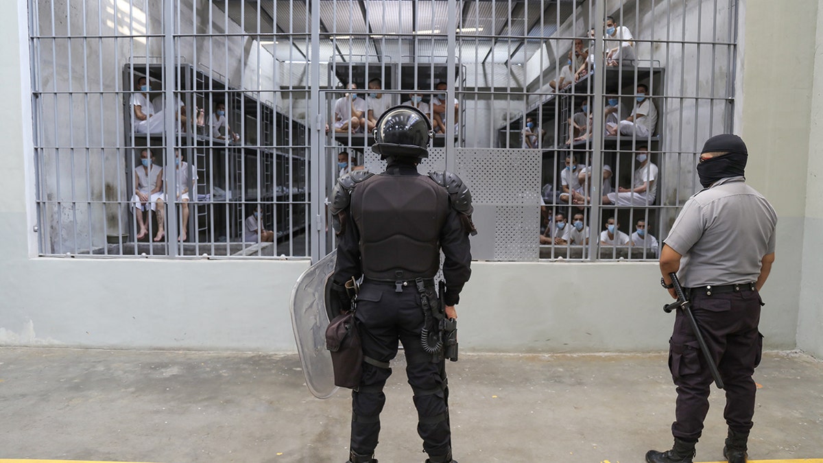Zatvorski službenici čuvaju se u staničnom bloku u kaznionici maksimalne sigurnosti u Tecoluci, San Vicente, El Salvador. Usred pravnih sporova, Trumpova administracija nastavlja sa svojom kontroverznom, brzom politikom deportacije El Salvadoru, kao dio partnerstva s predsjednikom Bukele. (Foto Alex Peña/Getty Images)