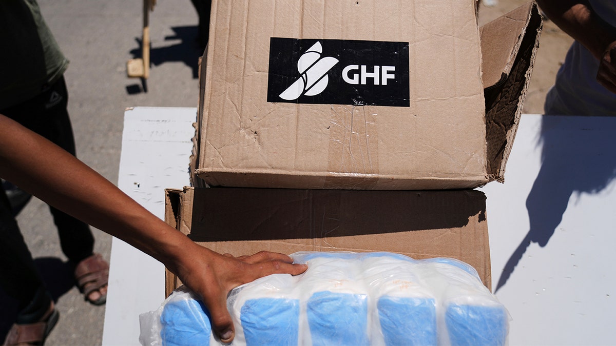 Kartonska kutija s logotipom za humanitarnu zakladu Gaze