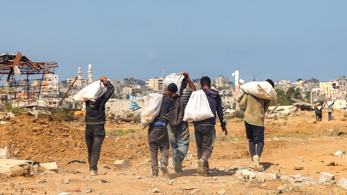 Palestinci nose torbe za pomoć