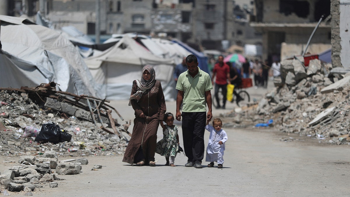 Palestinci prolaze kroz ruševine u Gazi