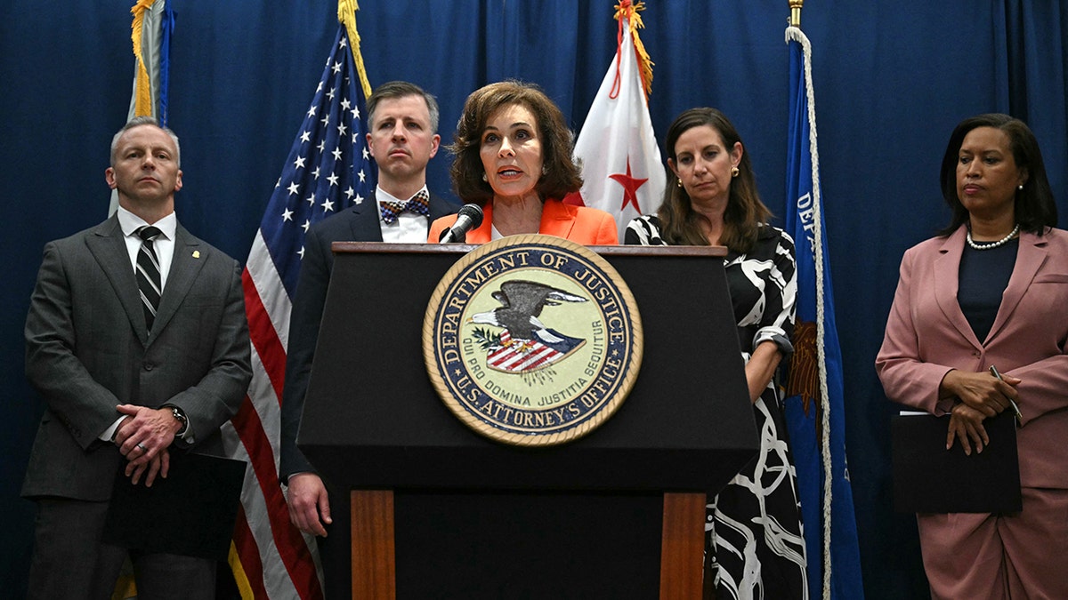 Privremena američka odvjetnica Jeanine Pirro govori tijekom ažuriranja za tisak