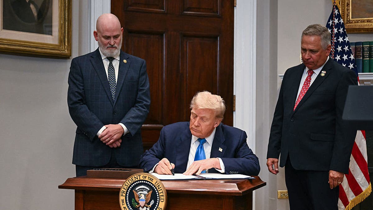 Predsjednik Donald Trump potpisuje Zakon o reformi programa za zajam VA u Roosevelt sobi Bijele kuće u Washingtonu, 30. srpnja 2025. (Jim Watson/AFP putem Getty Images)