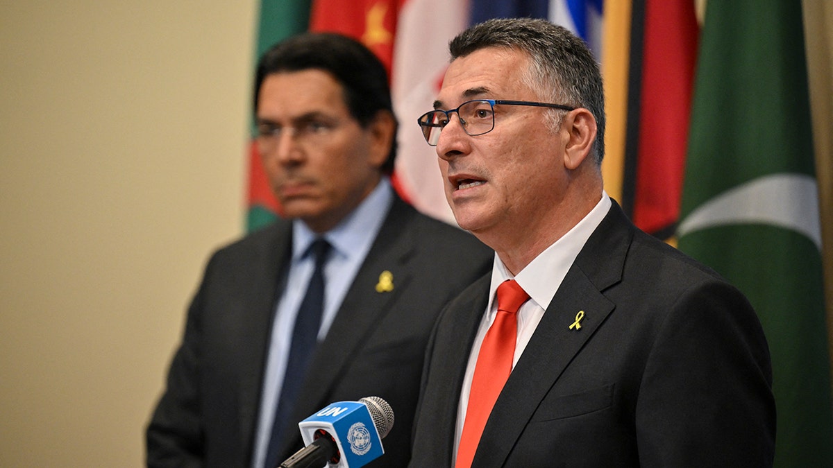 Izraelski ministar vanjskih poslova Gideon Saar (R) i izraelski veleposlanik u UN -u Danny Danon (L) razgovaraju s novinarima uoči sastanka Vijeća sigurnosti Ujedinjenih naroda u sjedištu UN -a 5. kolovoza 2025. u New Yorku
