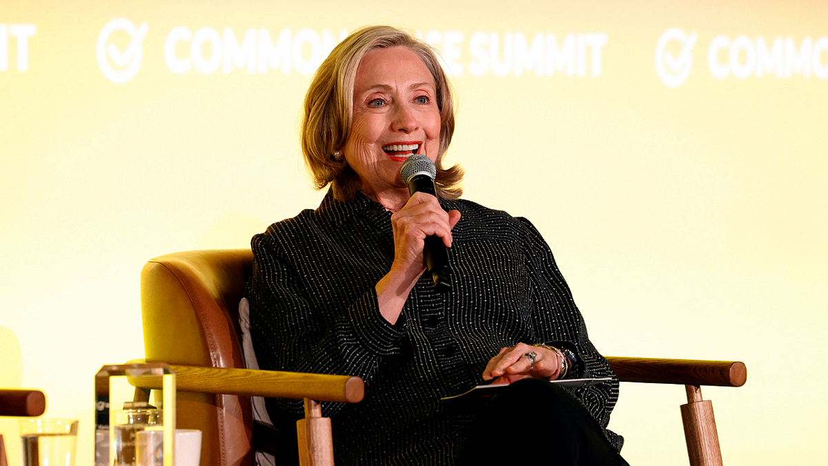 Hillary Clinton koja govori na događaju