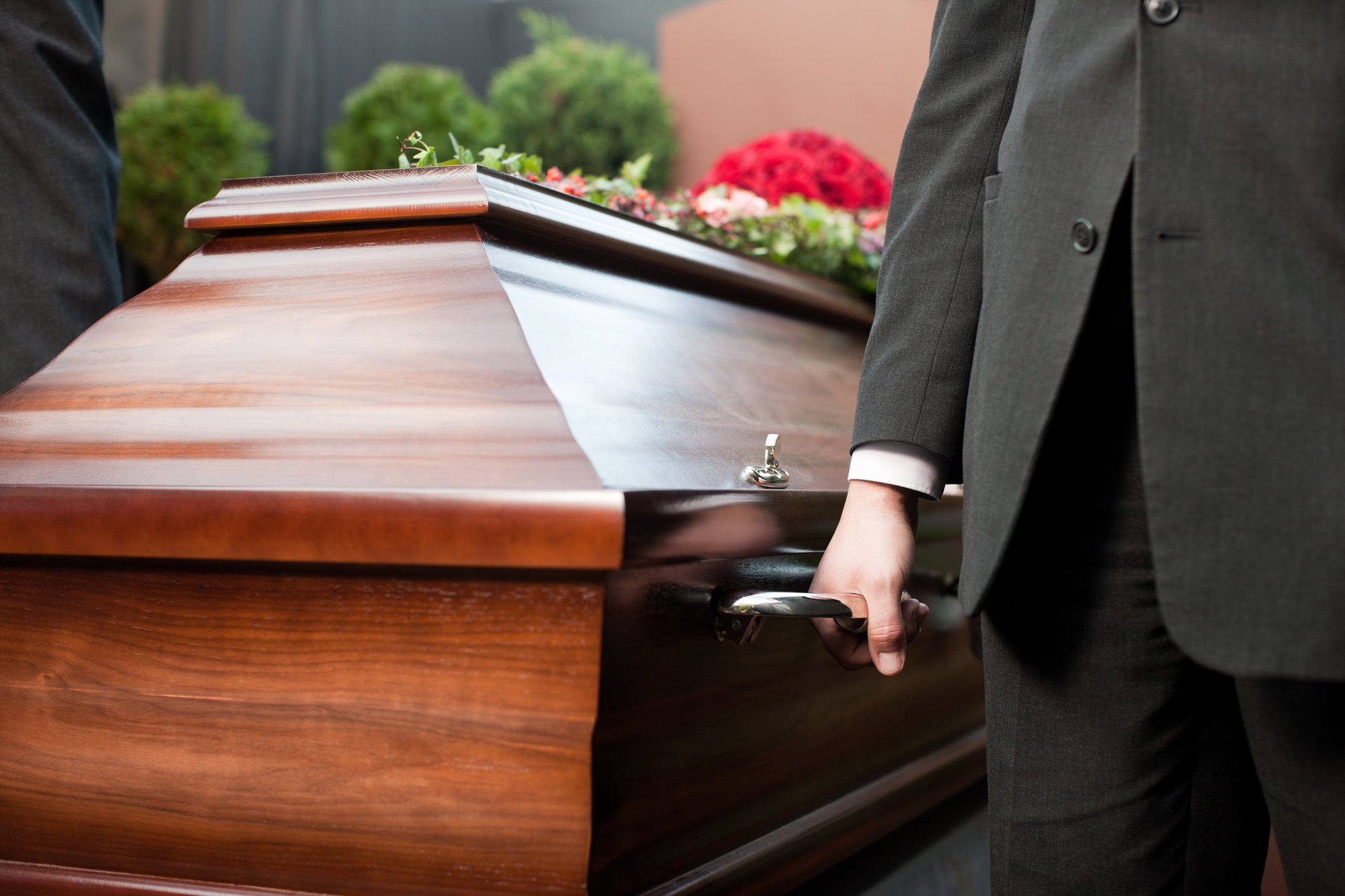 Inspektori su opisali prizore tijela koji idu mjesecima bez kremiranja i curenja tekućine na pod u dokumentima koji povlače dozvolu pogrebnog doma u Las Vegasu, koji vlasnici natječu se