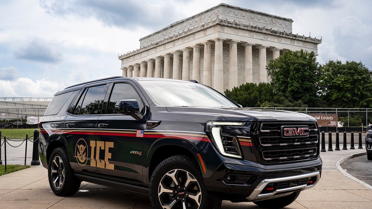 ICE GMC SUV na Lincoln Memorial