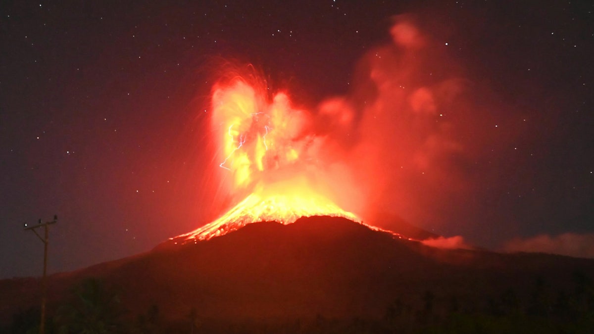 Lava svijetli na mužjaku Mount Lewotobi u Indoneziji 