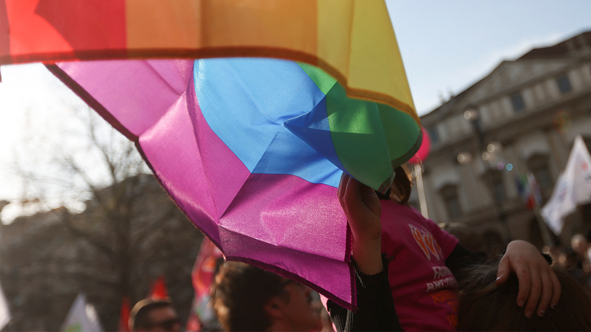 Dijete dodiruje LGBT zastavu na prosvjednom skupu u Milanu