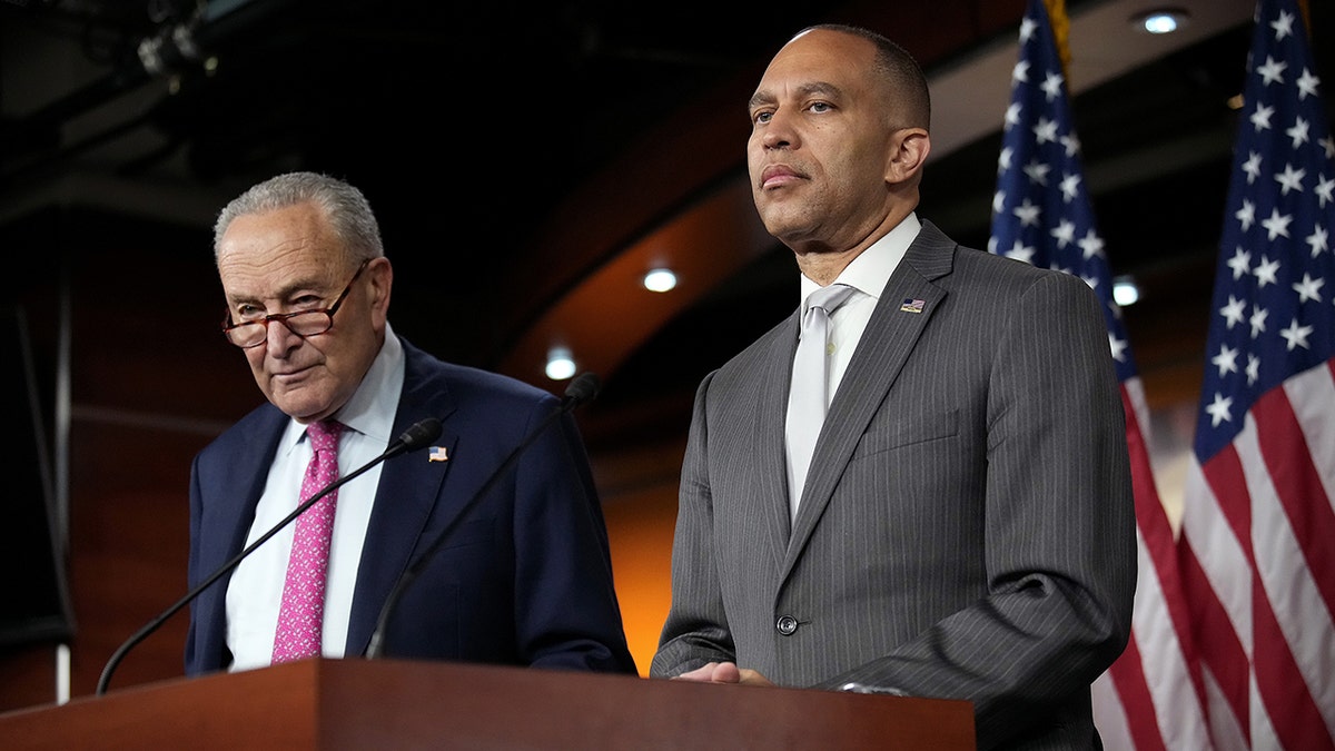 Schumer, lijevo, pored Jeffriesa