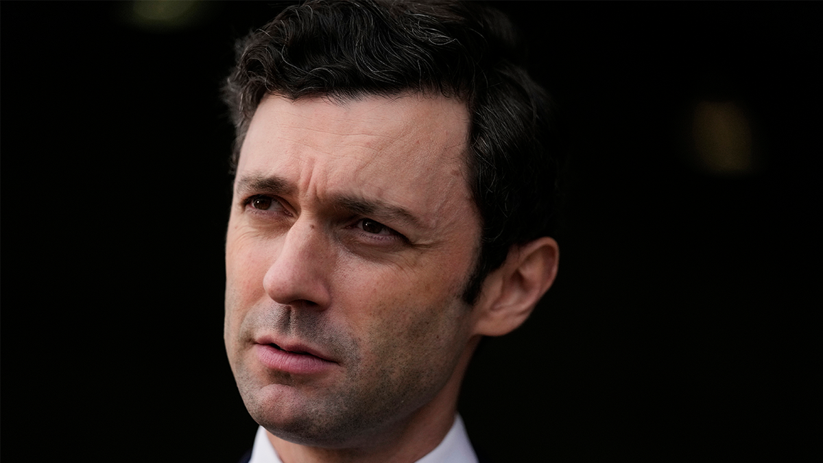 Demokratski senator Jon Ossoff iz Georgije prvi je put izabran 2021. godine. Kandidirao se za ponovne izbore u Midtermsu 2026. godine.