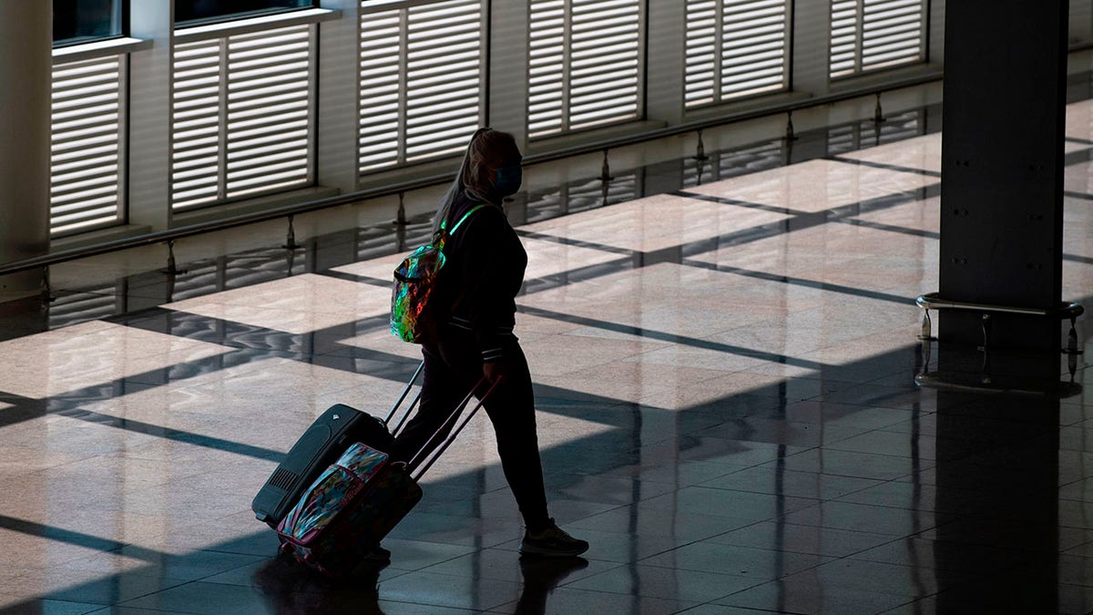 Žena koja hoda u zračnoj luci Josep Tarradellas Barcelona-El Prat