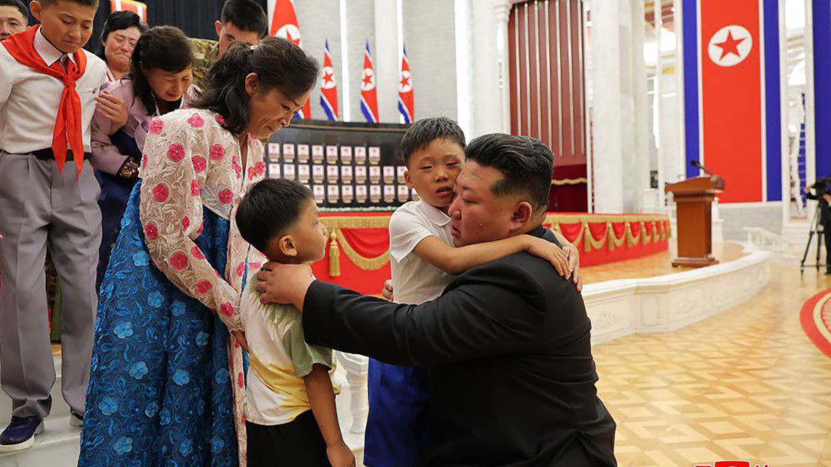 Kim zagrli djecu palih vojnika