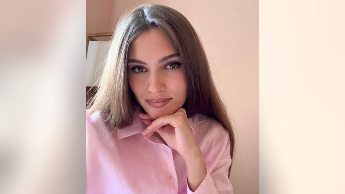Kseniya Alexandrova pozira za fotografiju u ružičastoj odjeći