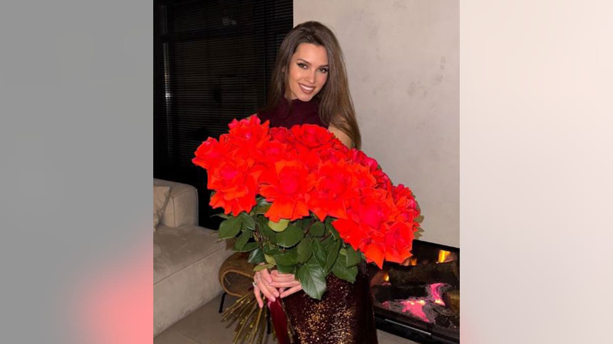 Kseniya Alexandrova pozira s crvenim cvjetovima