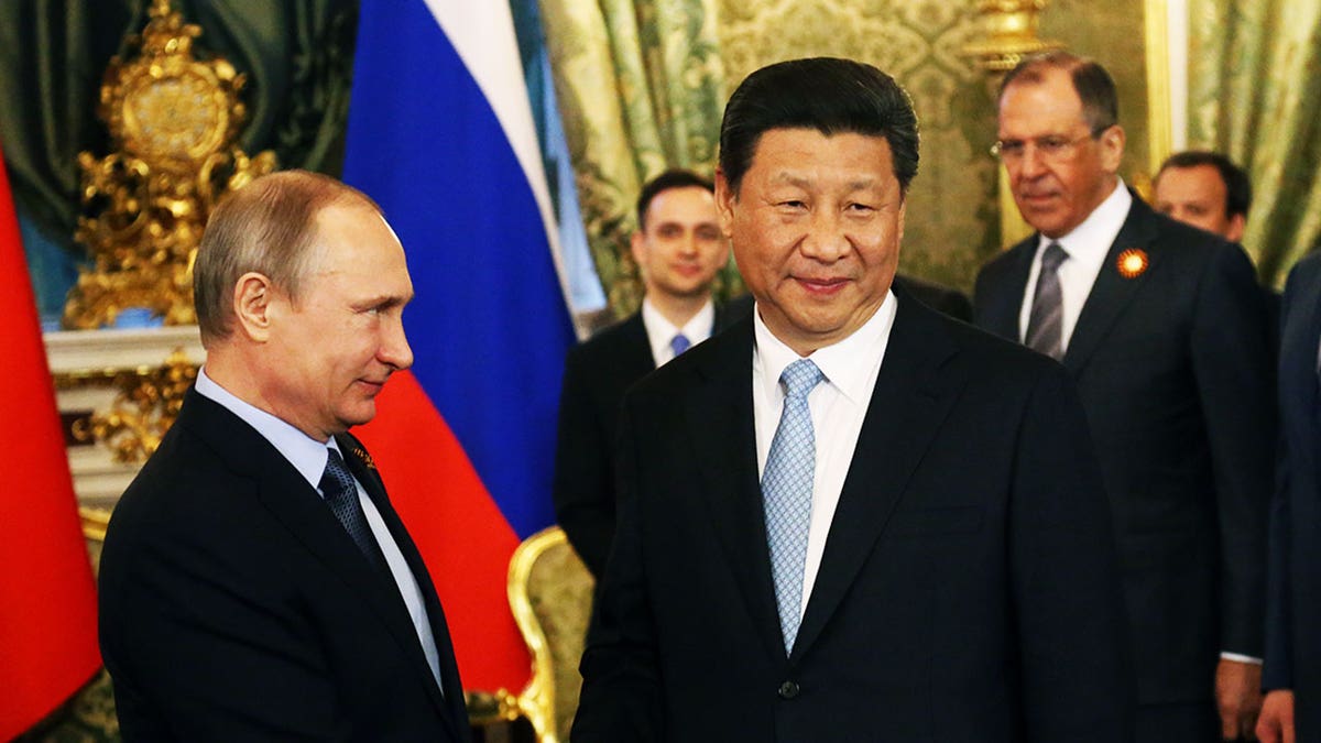 Lavrov gleda Putin i Xi