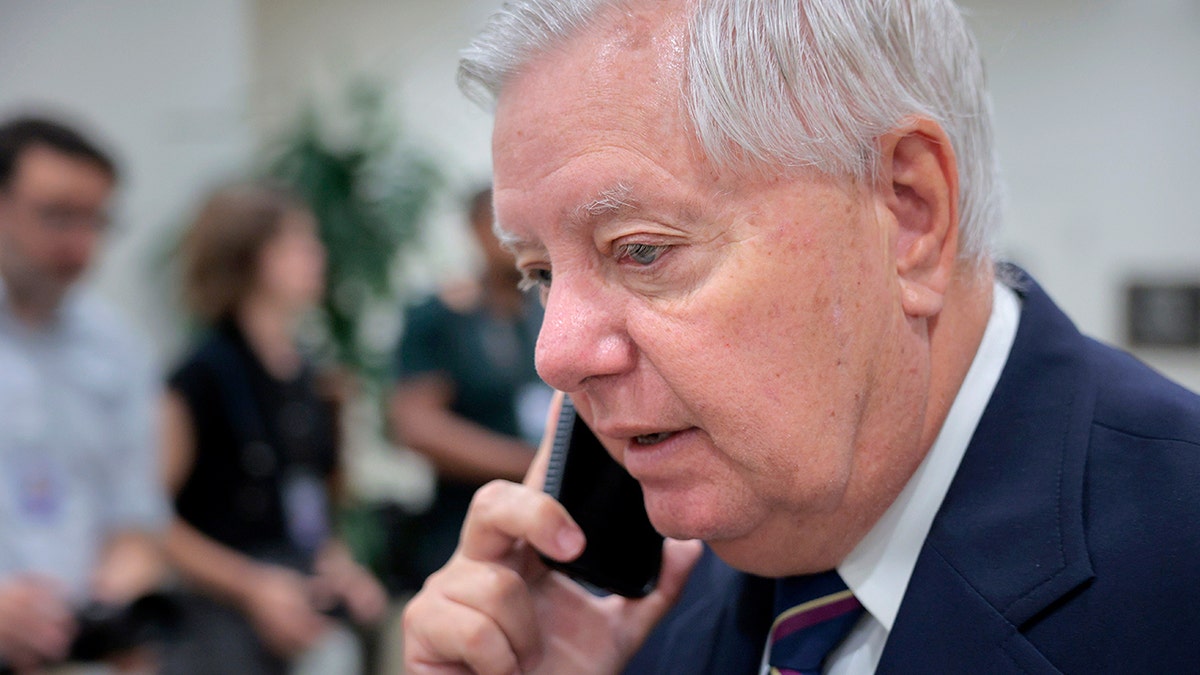 Senator Lindsey Graham na telefonu