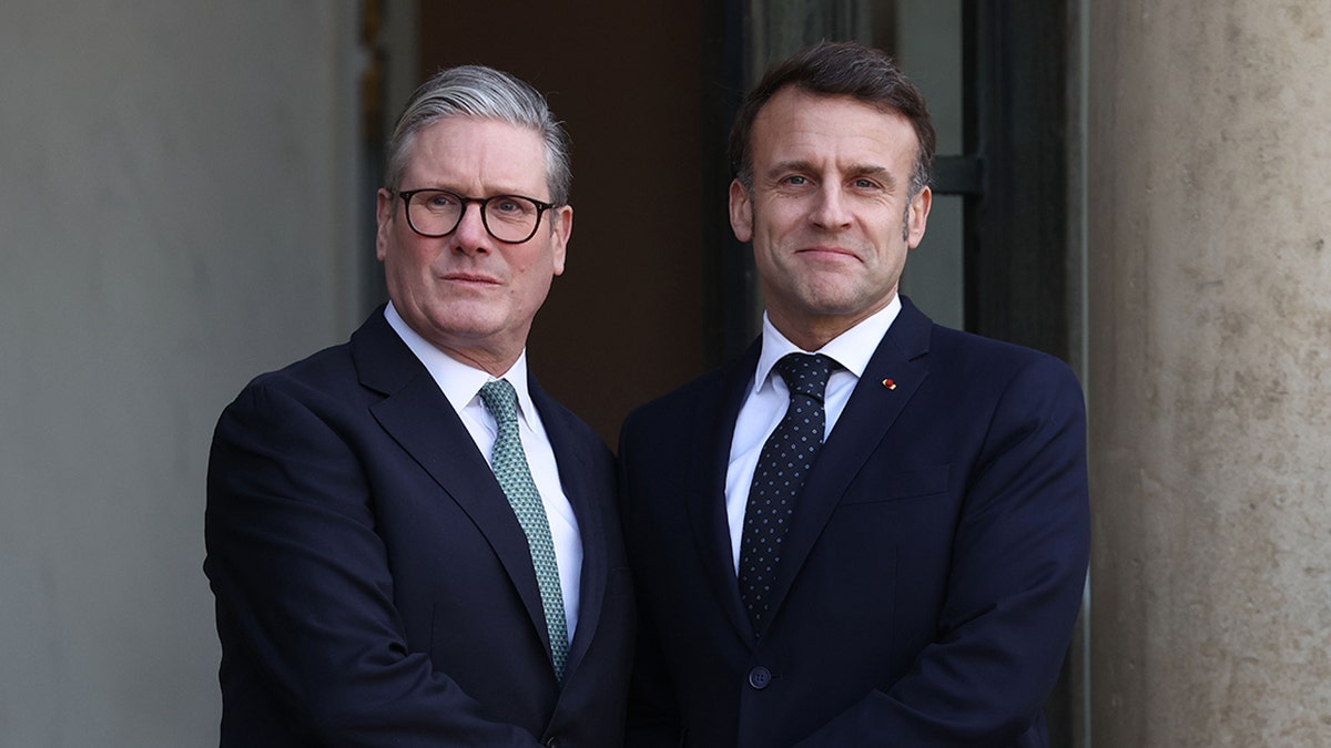 Francuski predsjednik Emmanuel Macron pozdravlja britanskog premijera Keira Starmera (L) tijekom sastanka o situaciji u Ukrajini i sigurnosnim pitanjima u Europi u palači Elysée, 17. veljače 2025. u Parizu, Francuska.