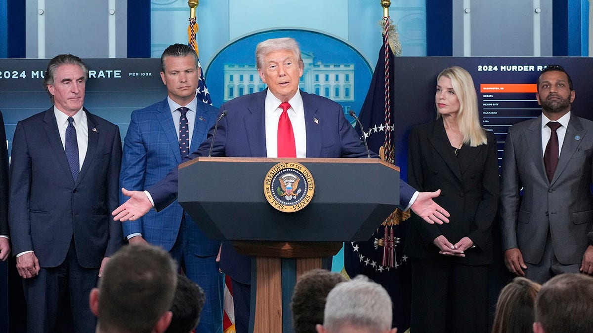 Predsjednik Donald Trump s odvjetnikom Pam Bondi, direktorom FBI -a Kashom Patelom i ostalim dužnosnicima administracije.