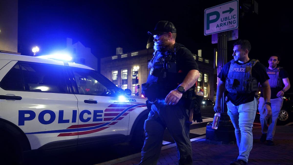 Policajci patroliraju Washington