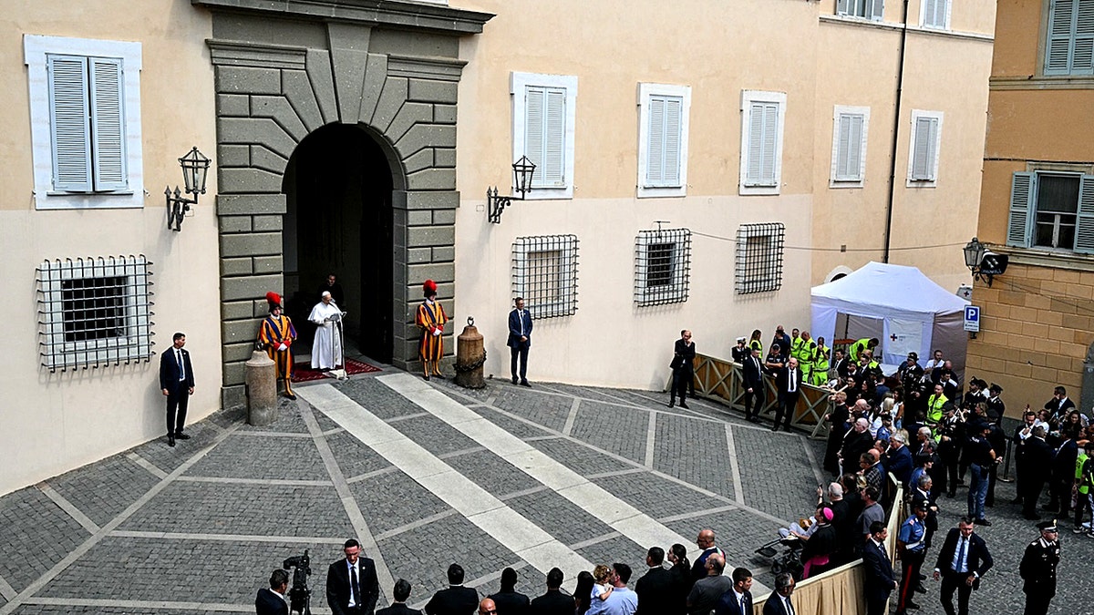 Papa Leo XIV govori izvan apostolske palače