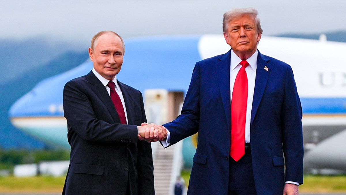 Putin i Trump rukuju