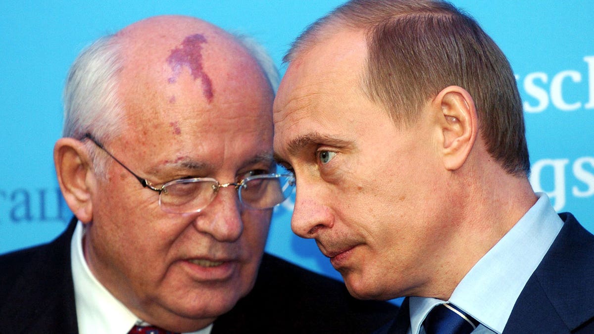 Putin sluša bivšeg sovjetskog vođe Gorbačova