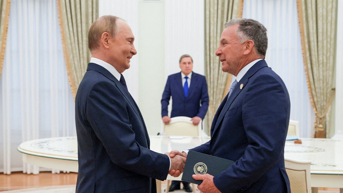 Ruski predsjednik Vladimir Putin i američki specijalni izaslanik Steve Witkoff stisne ruke