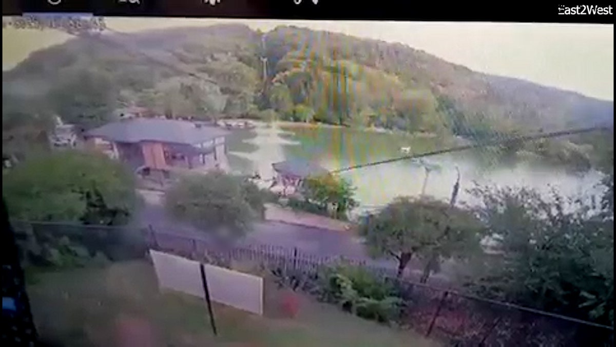 Nadzorni snimci sjedećih lickinja u jezeru