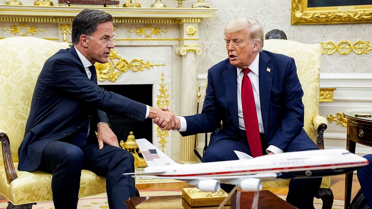 Trump i Rutte sklapaju novi NATO posao.