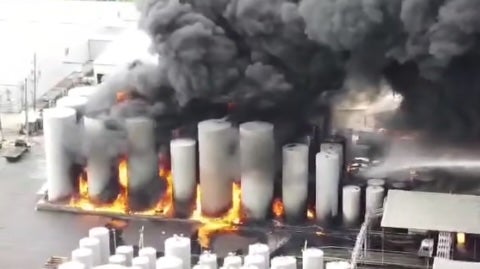 Ogromna eksplozija u tvornici za opskrbu automobila u Louisiani uzrokovala je ogromnu vatru i bacanje crnog dima u zrak, dok vlasti naređuju ljude da evakuiraju to područje