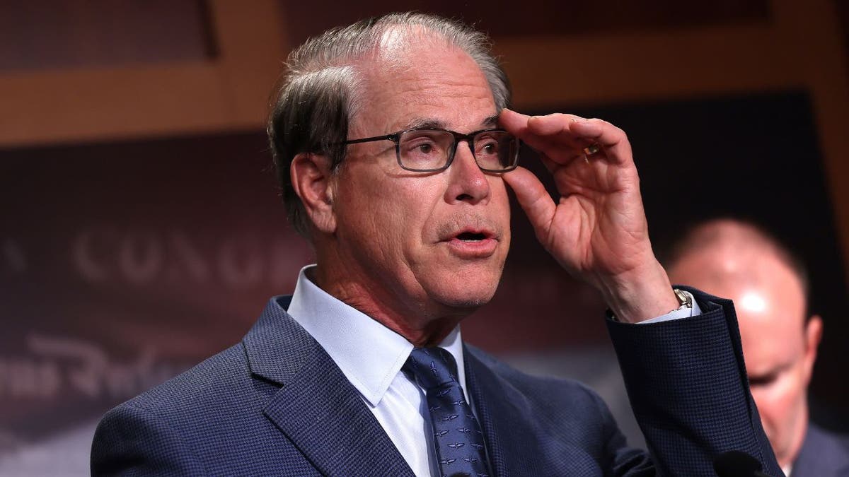 Mike Braun dodiruje naočale