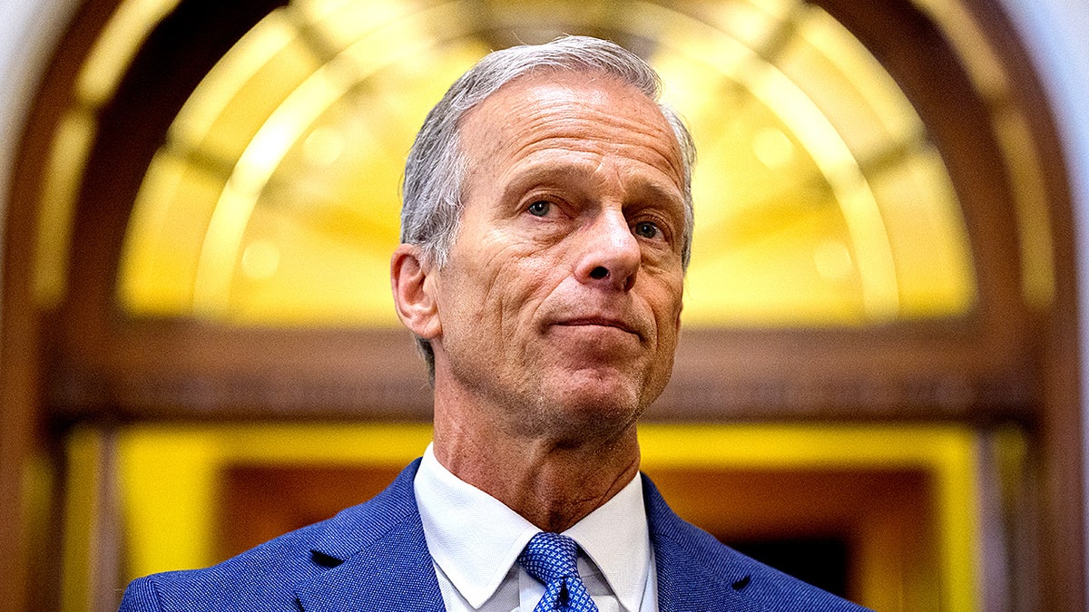 Vođa većine Senata John Thune razgovara s novinarima nakon što je Senat usvojio predsjednika Trumpa