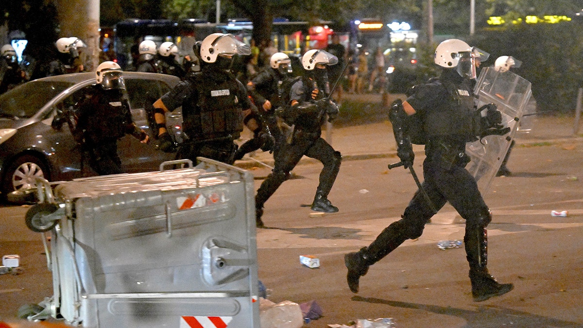 Srpska policija pobune sukobila se s antivladinim prosvjednicima u Beogradu 13. kolovoza.