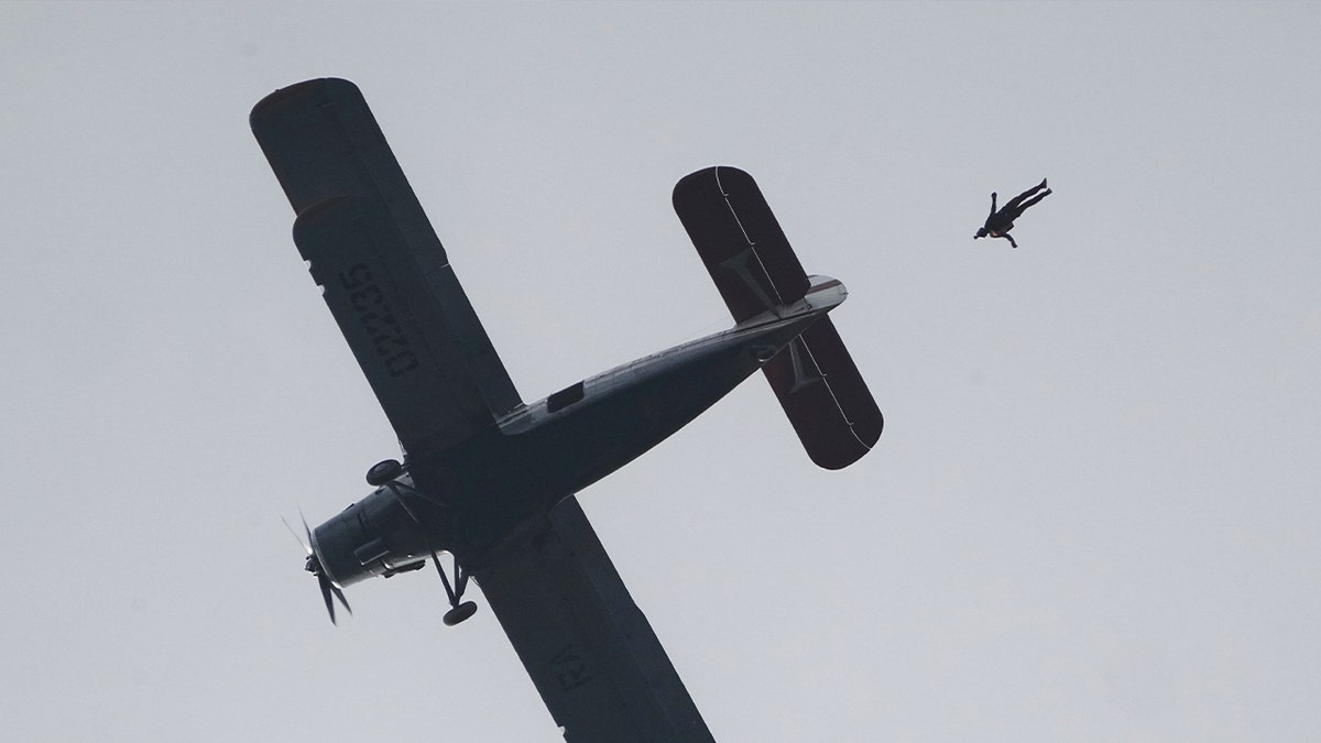 Skydiver skače iz male avione