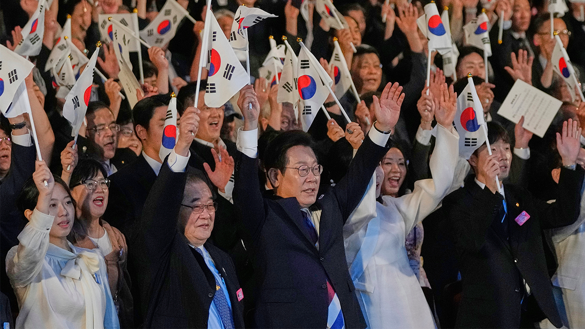 Južnokorejski predsjednik Lee Jae Myung maše nacionalnom zastavom i navijama