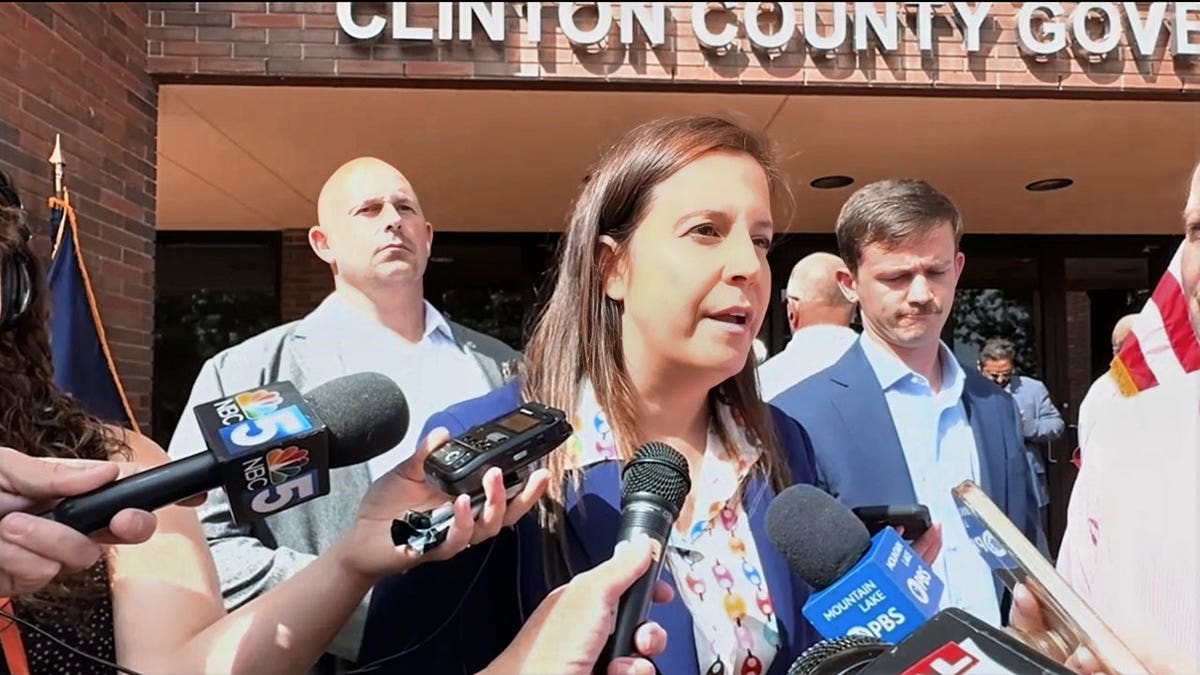 Rep. Elise Stefanik razgovara s novinarima
