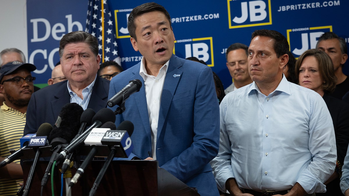 Gene Wu govoreći usred drugih zastupnika države Texas Dem