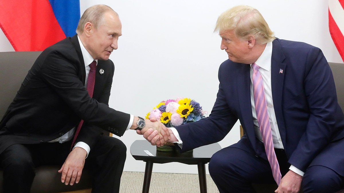Trump i Putin rukuju