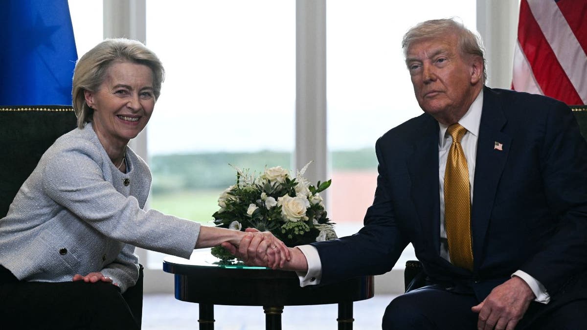 Predsjednik Donald Trump rukuje s predsjednikom Europske komisije Ursula von der Leyen