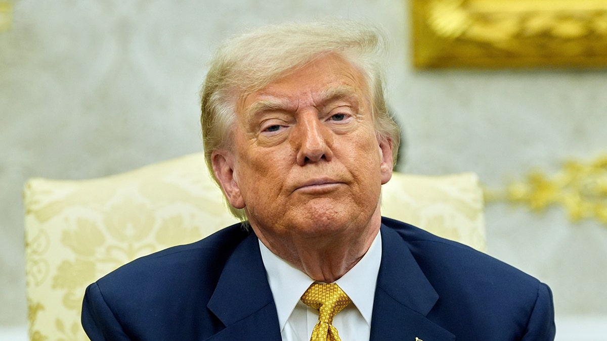 Trump u Ovalnom uredu s ozbiljnim licem