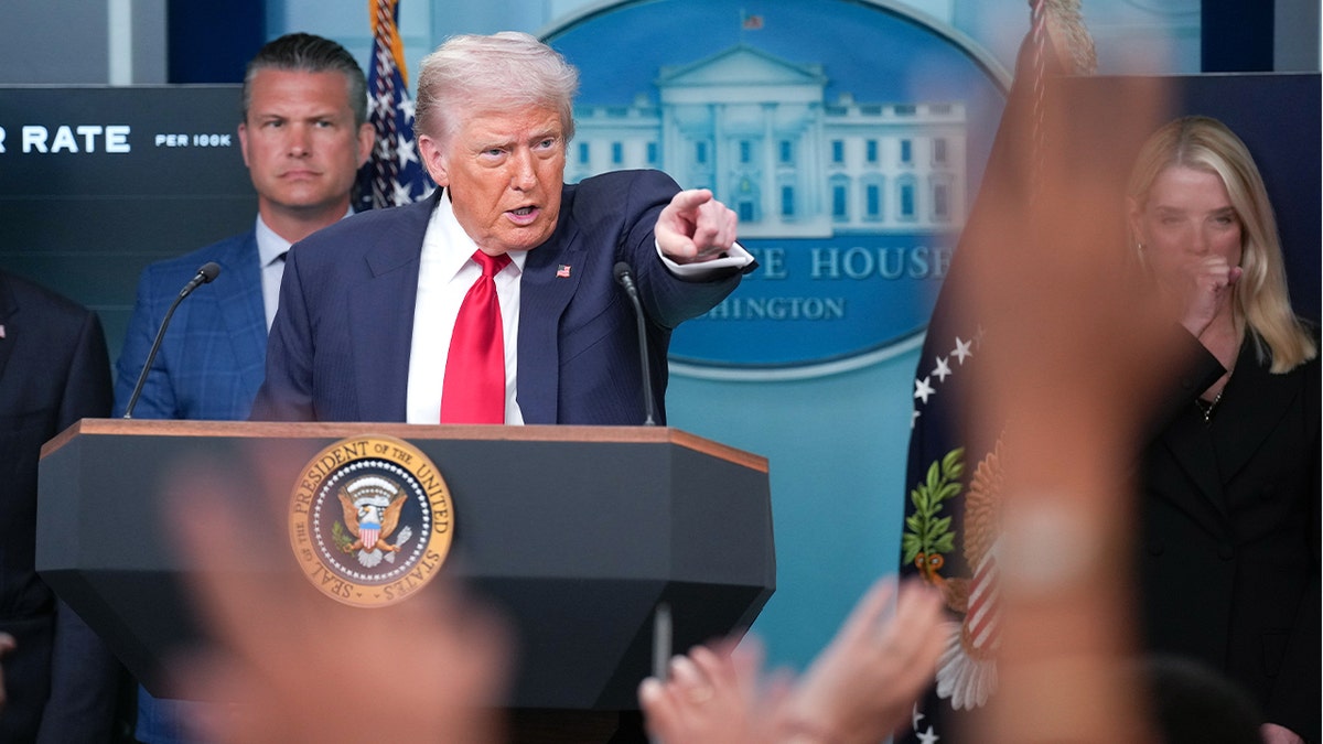 Pete Hegseth, lijevo, predsjednik Donald Trump, središte, državni odvjetnik Pam Bondi, desno.