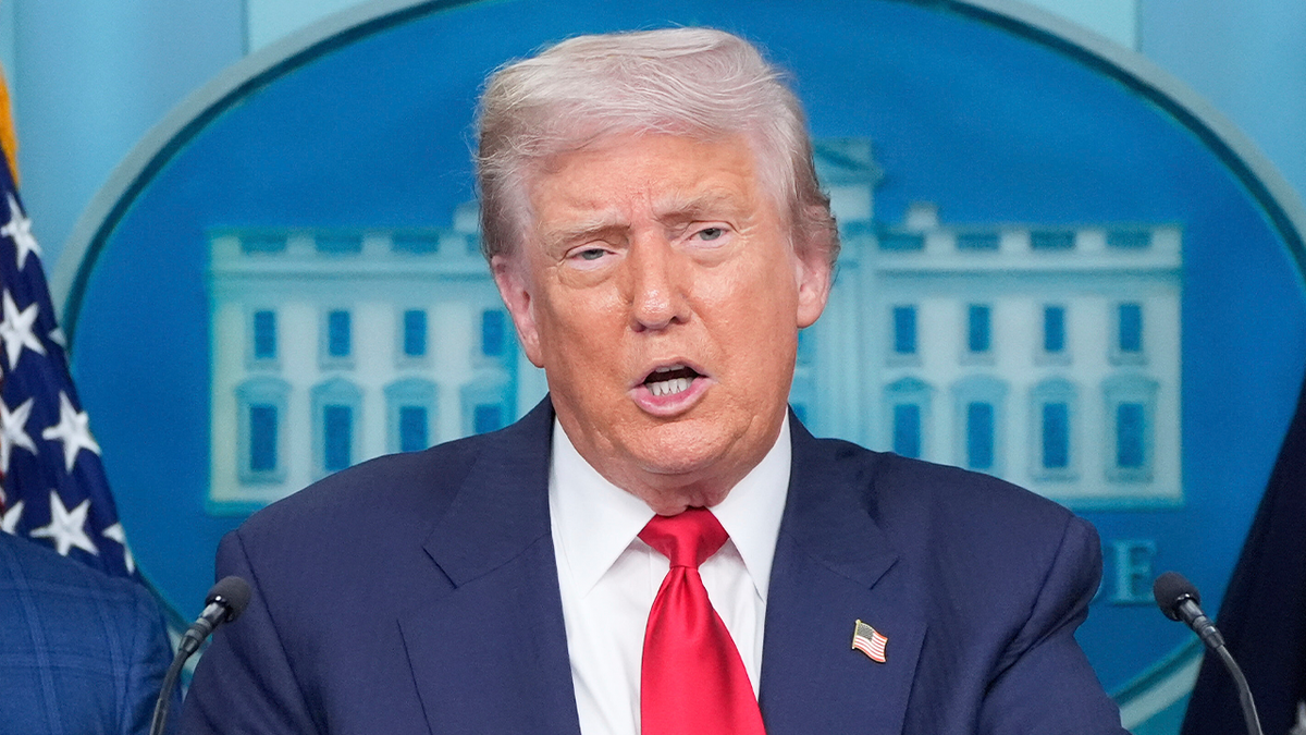 Donald Trump govori na konferenciji za novinare