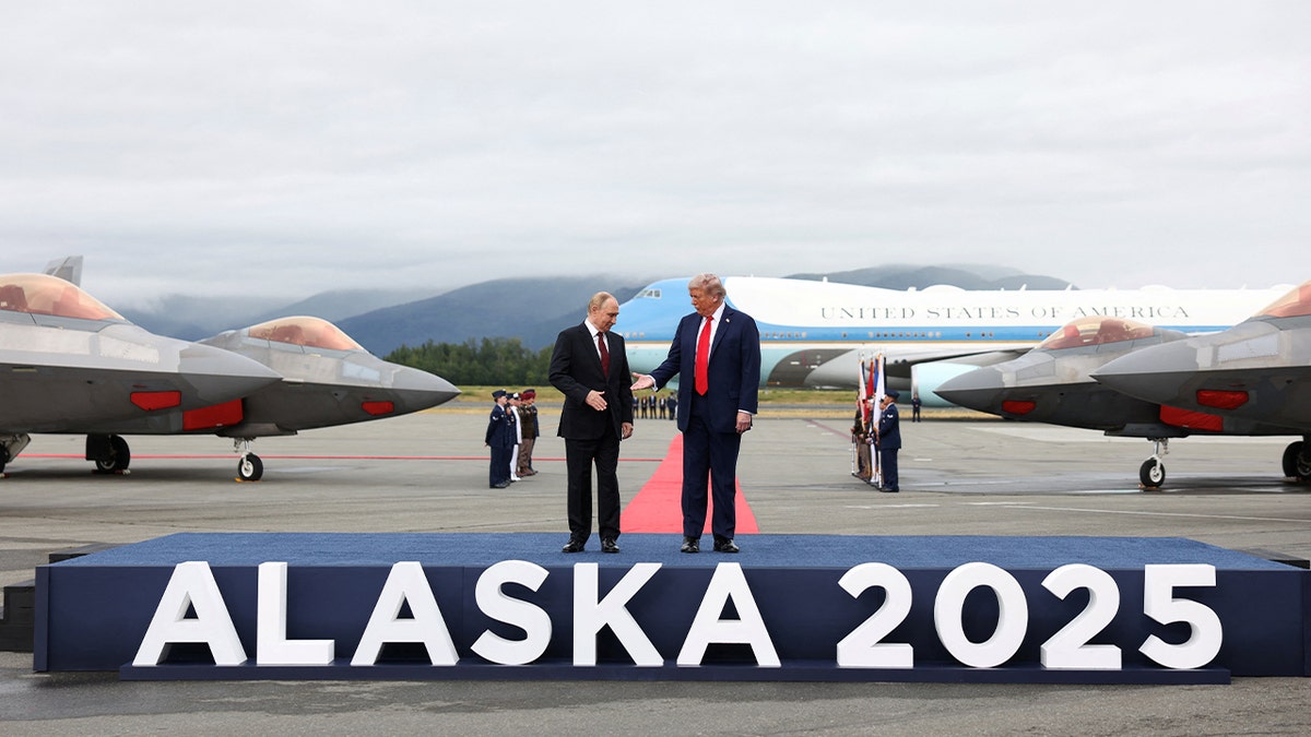 Putin upoznaje Trumpa