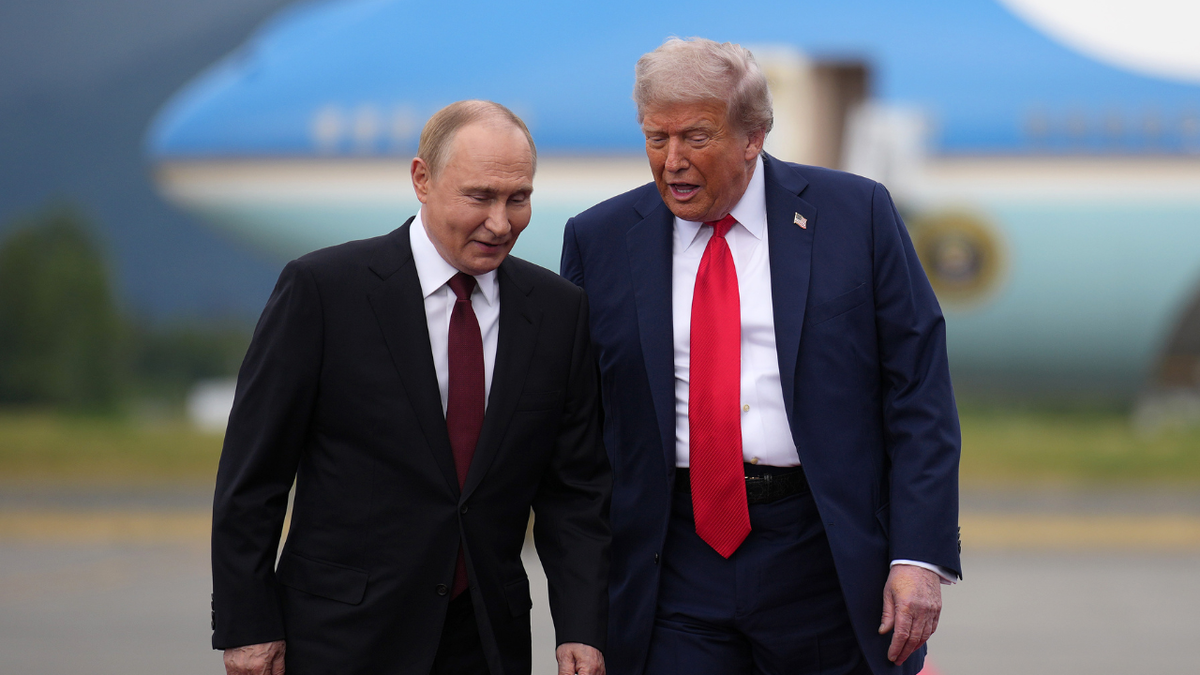 Američki predsjednik Donald Trump hoda pored ruskog predsjednika Vladimira Putina na Aljasci