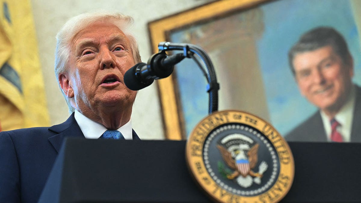 Trump govori ispred portreta Ronalda Reagana